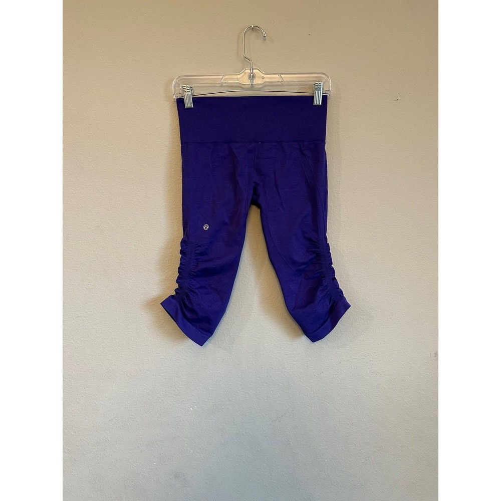 Lululemon seamless crop leggings. Color purple Contour lines. Size 6